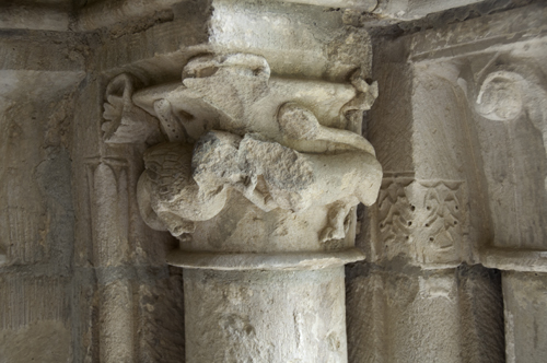 Capitel con grifo y arpía en el claustro de irantzu